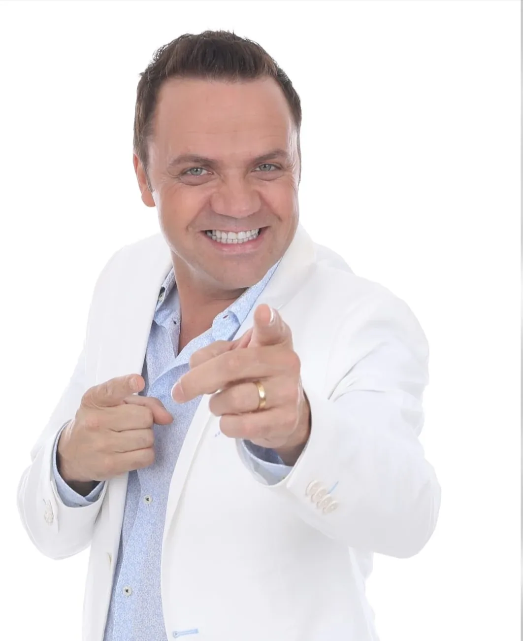 Steve Tielens promofoto in wit kostuum