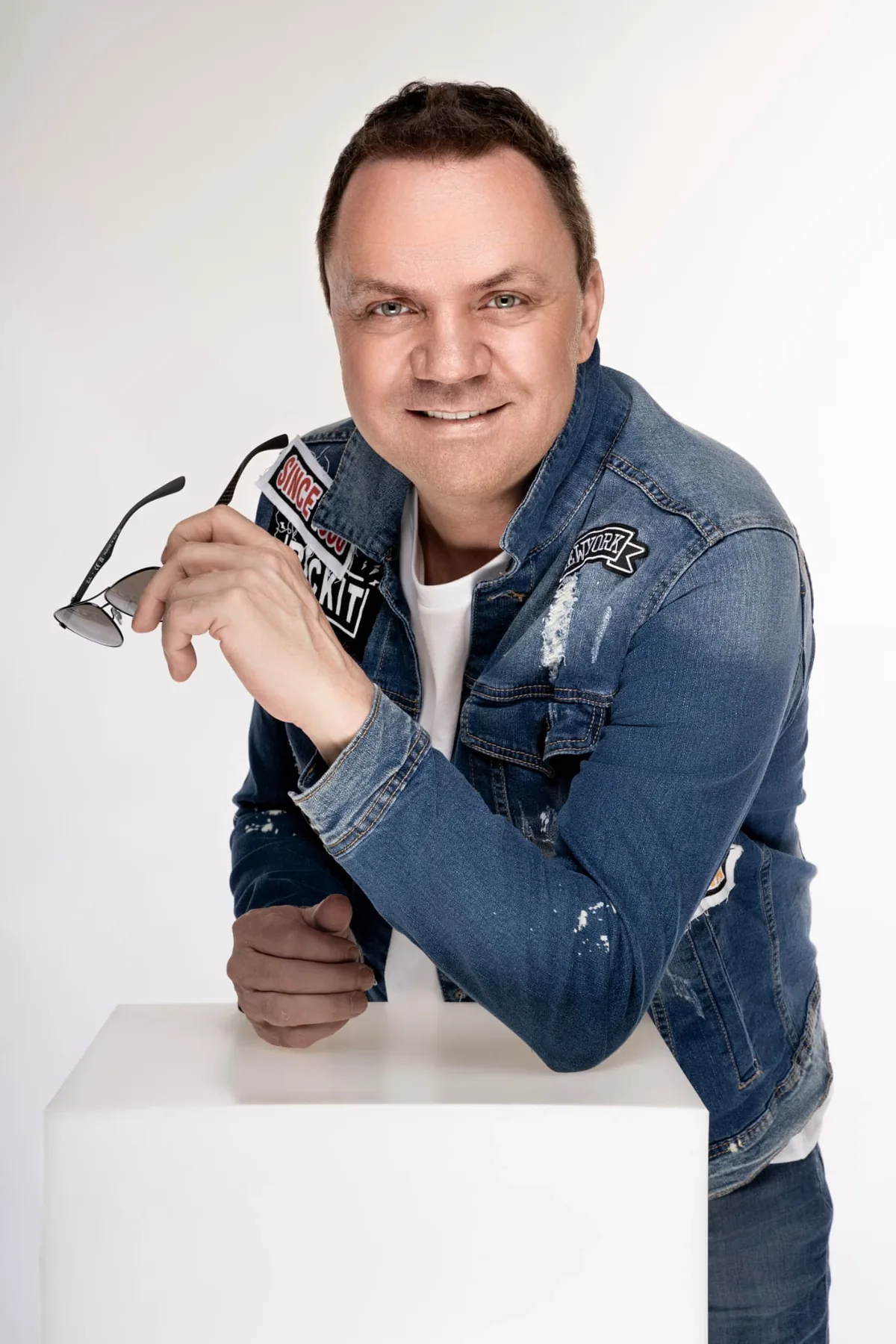 Steve Tielens promofoto in jeansjas